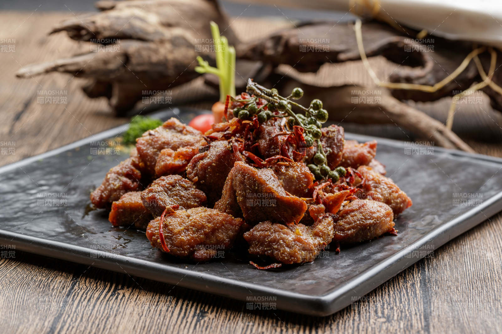 黑色石盘装的藤椒川香牛仔粒图片