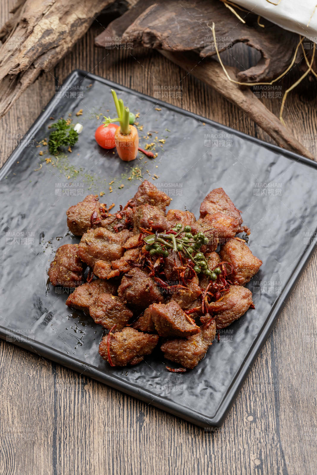 黑色石盘装的藤椒川香牛仔粒图片