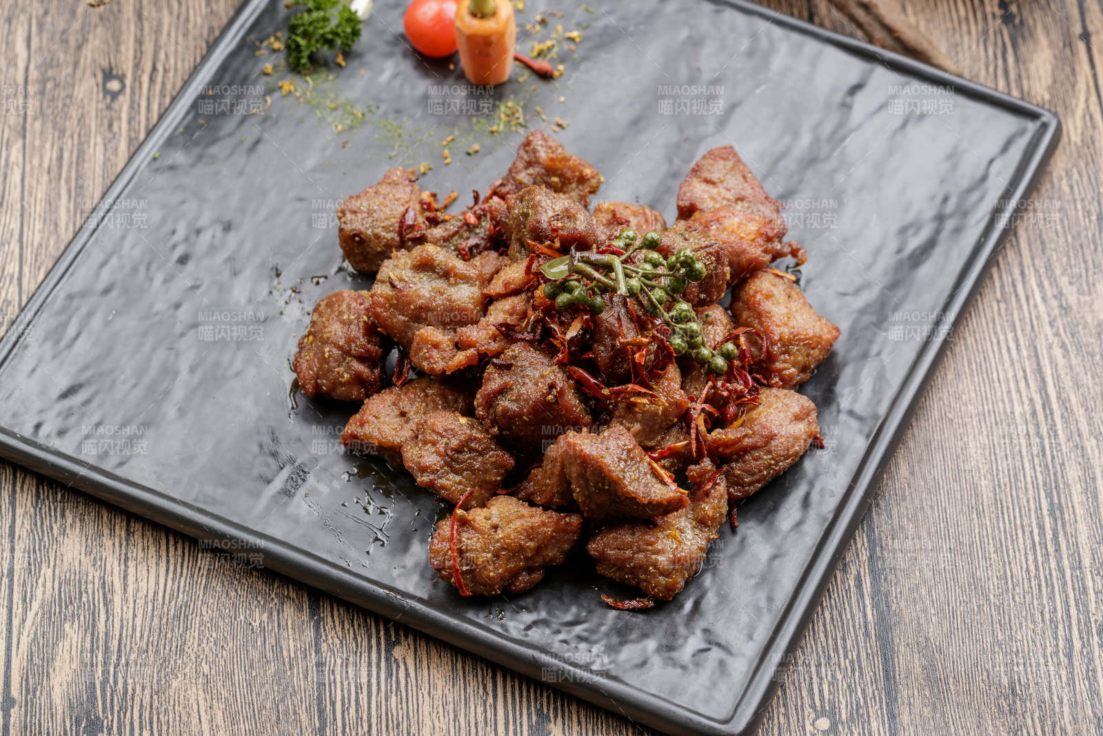 黑色石盘装的藤椒川香牛仔粒图片