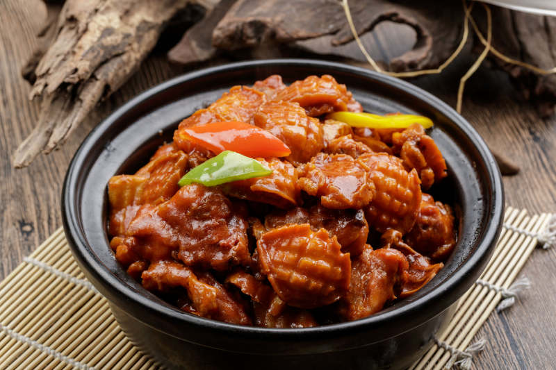 黑色砂锅装的砂锅土鸡焖鲍鱼图片