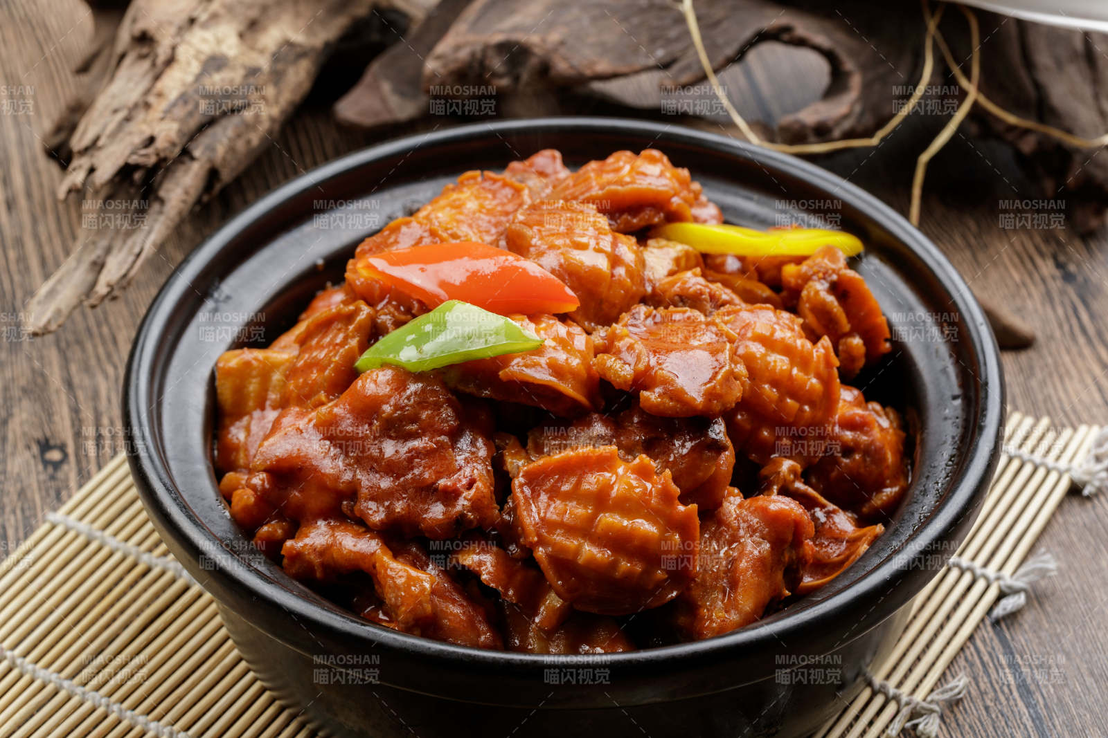 黑色砂锅装的砂锅土鸡焖鲍鱼图片