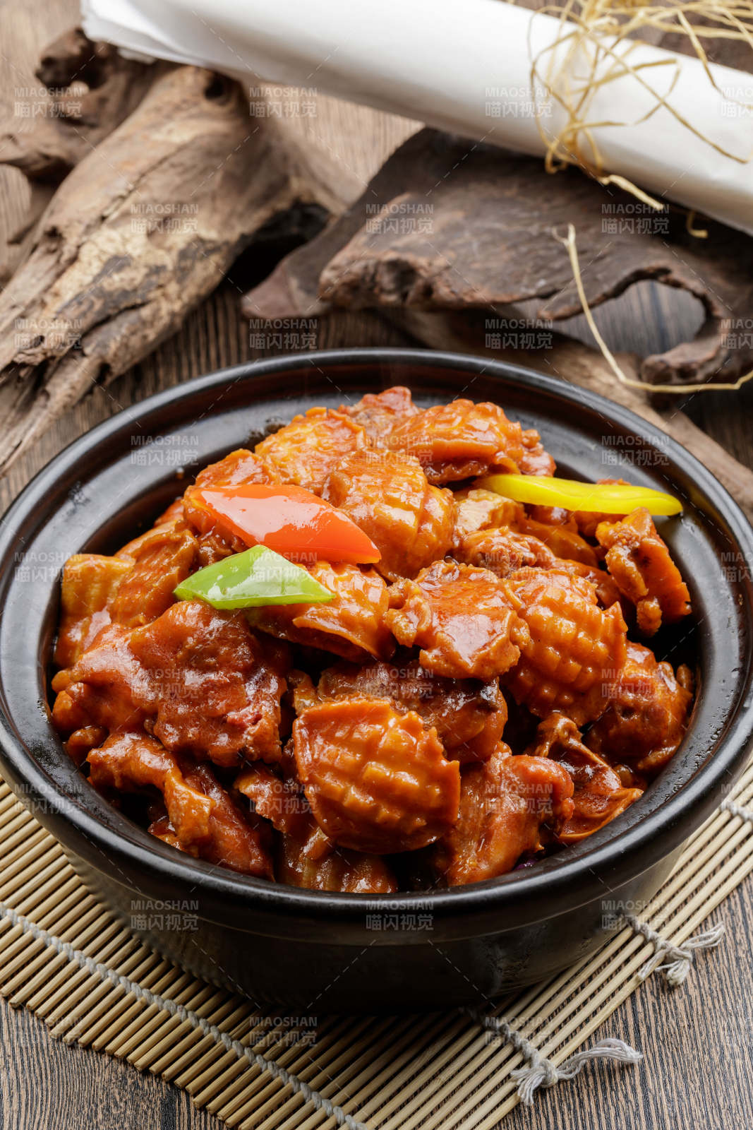 黑色砂锅装的砂锅土鸡焖鲍鱼图片