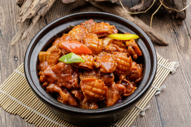 黑色砂锅装的砂锅土鸡焖鲍鱼图片