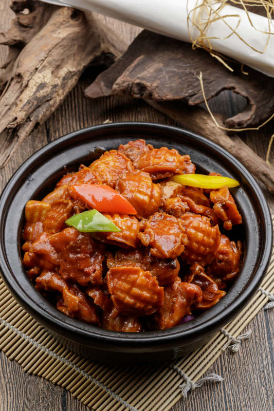 黑色砂锅装的砂锅土鸡焖鲍鱼图片