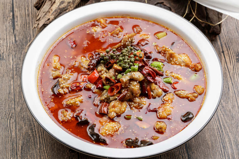 白色瓷盆装的藤椒香辣水煮肉图片