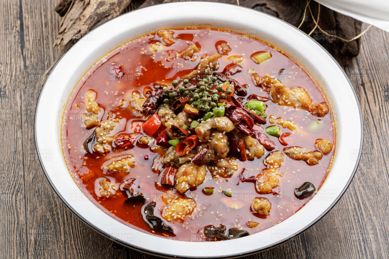 白色瓷盆装的藤椒香辣水煮肉图片