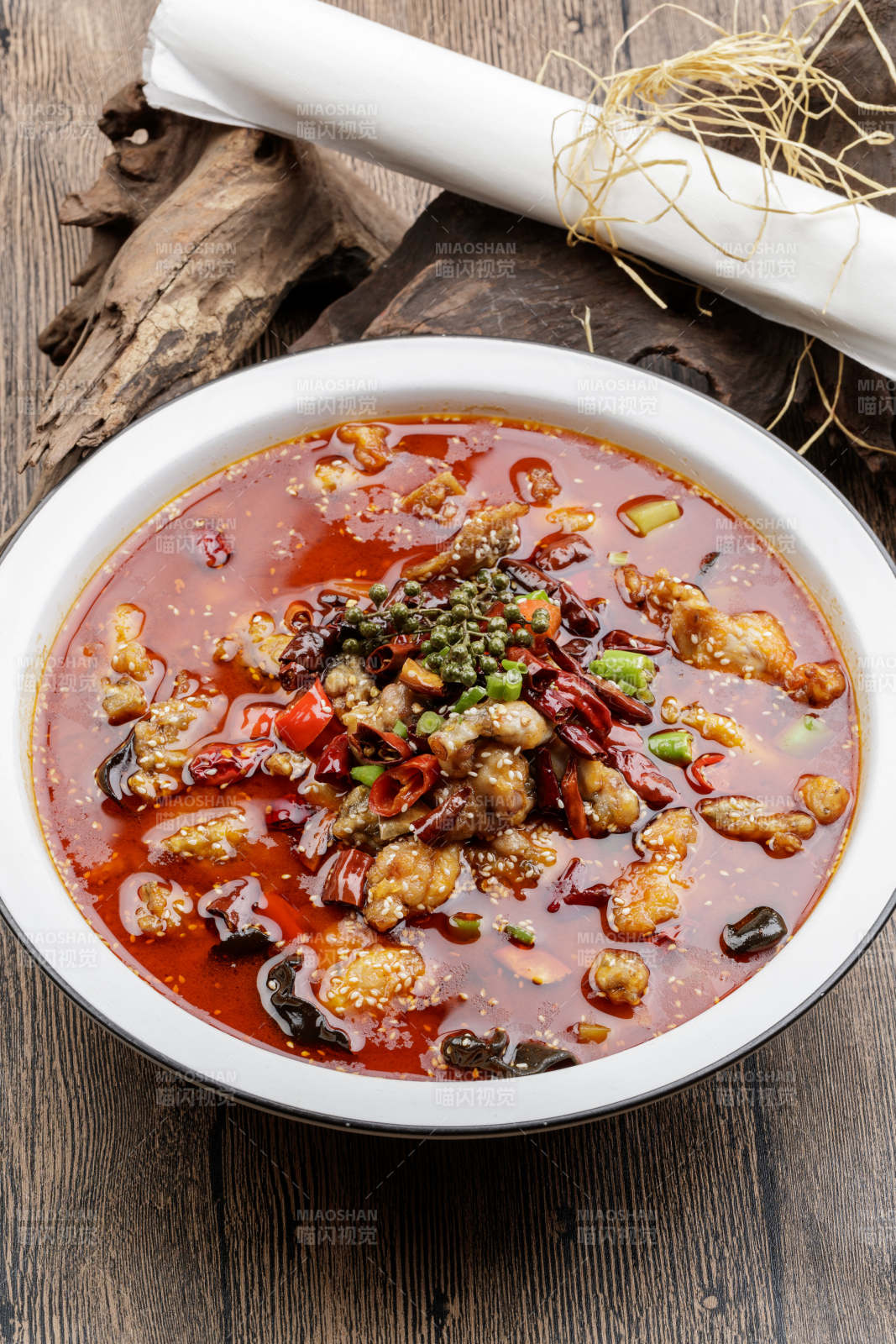 白色瓷盆装的藤椒香辣水煮肉图片