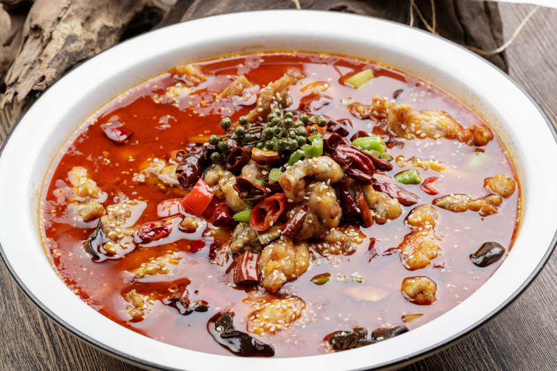 白色瓷盆装的藤椒香辣水煮肉图片