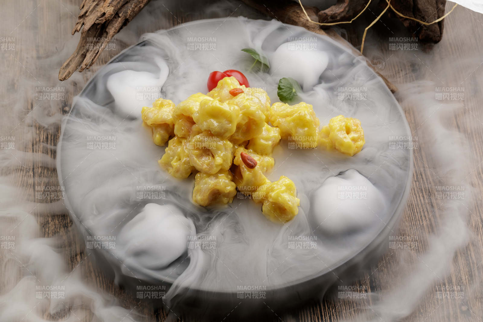 干冰缭绕的餐具摆放的芥香焗虾球图片