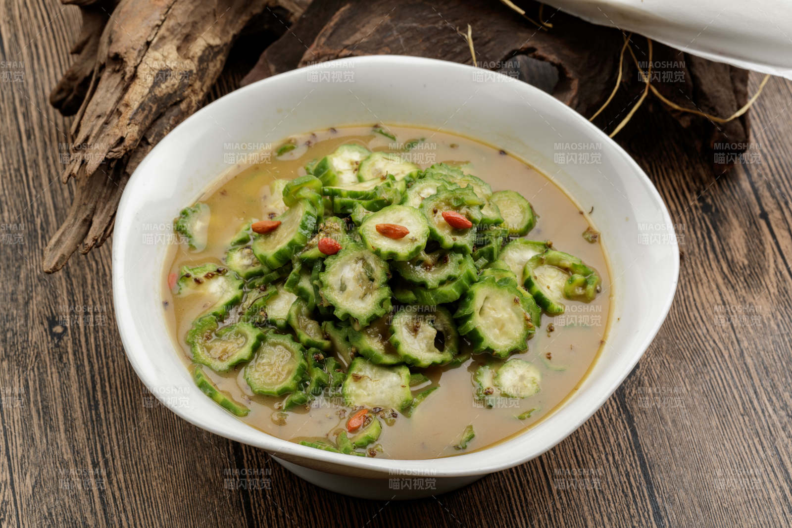 浓汤枸杞炖苦瓜图片