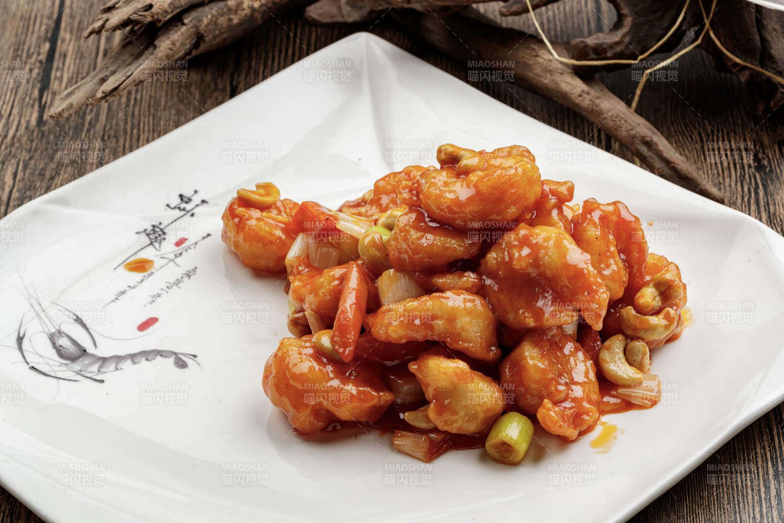 白色瓷盘装的宫保大虾球图片