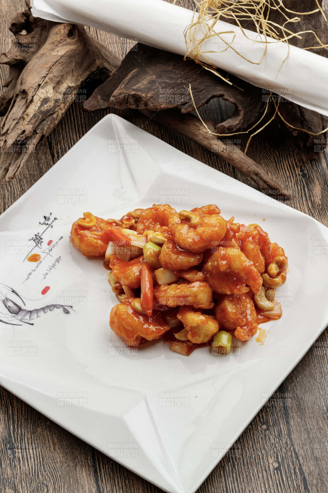 白色瓷盘装的宫保大虾球图片