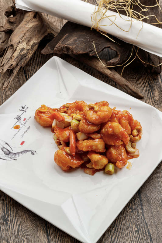 白色瓷盘装的宫保大虾球图片