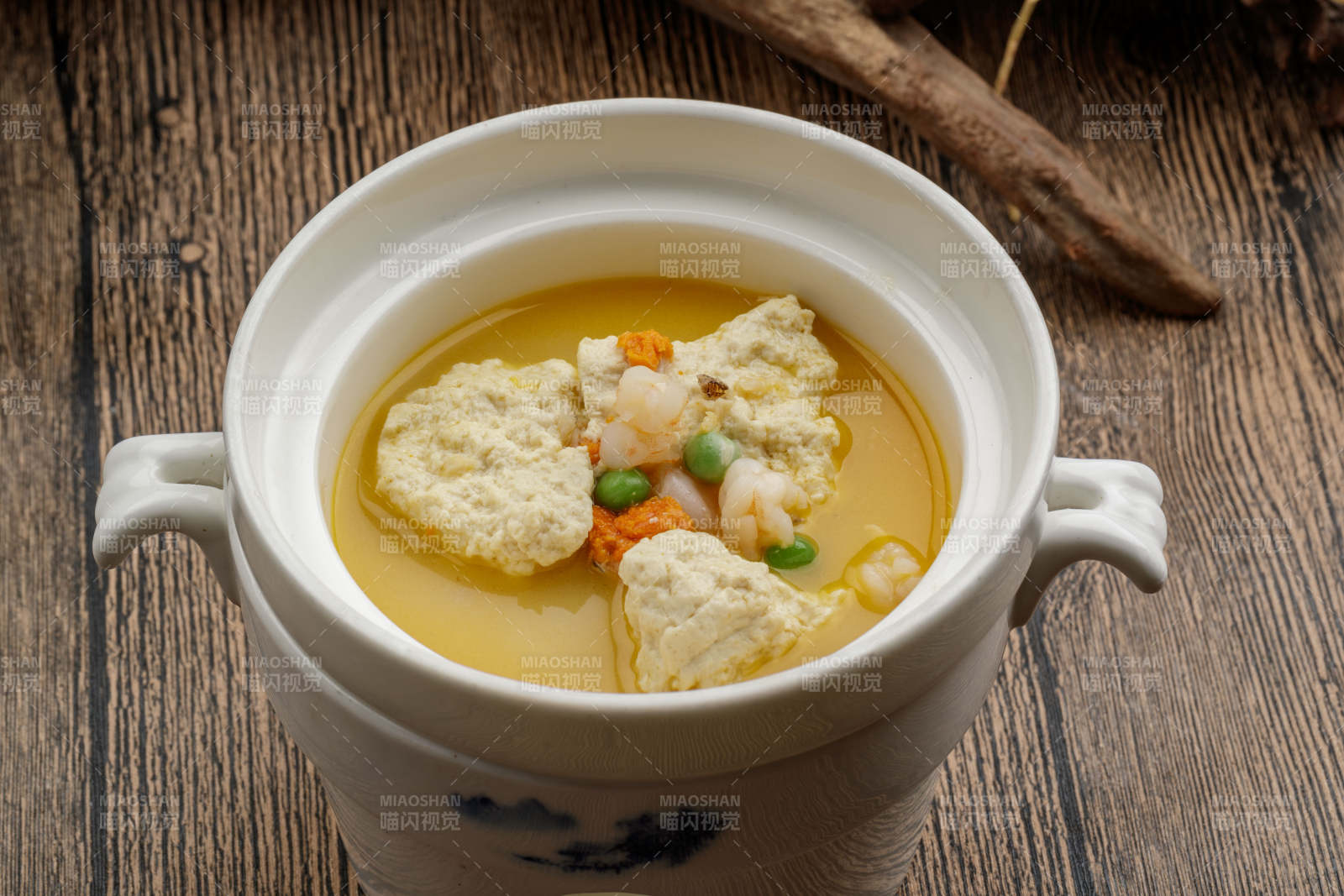 白色瓷汤中装的浓汤虾仁炖鱼子图片