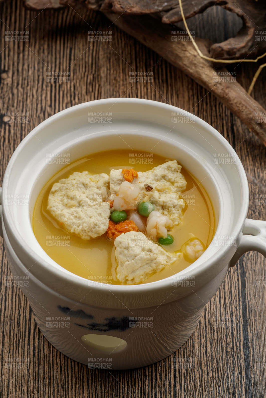 白色瓷汤中装的浓汤虾仁炖鱼子图片