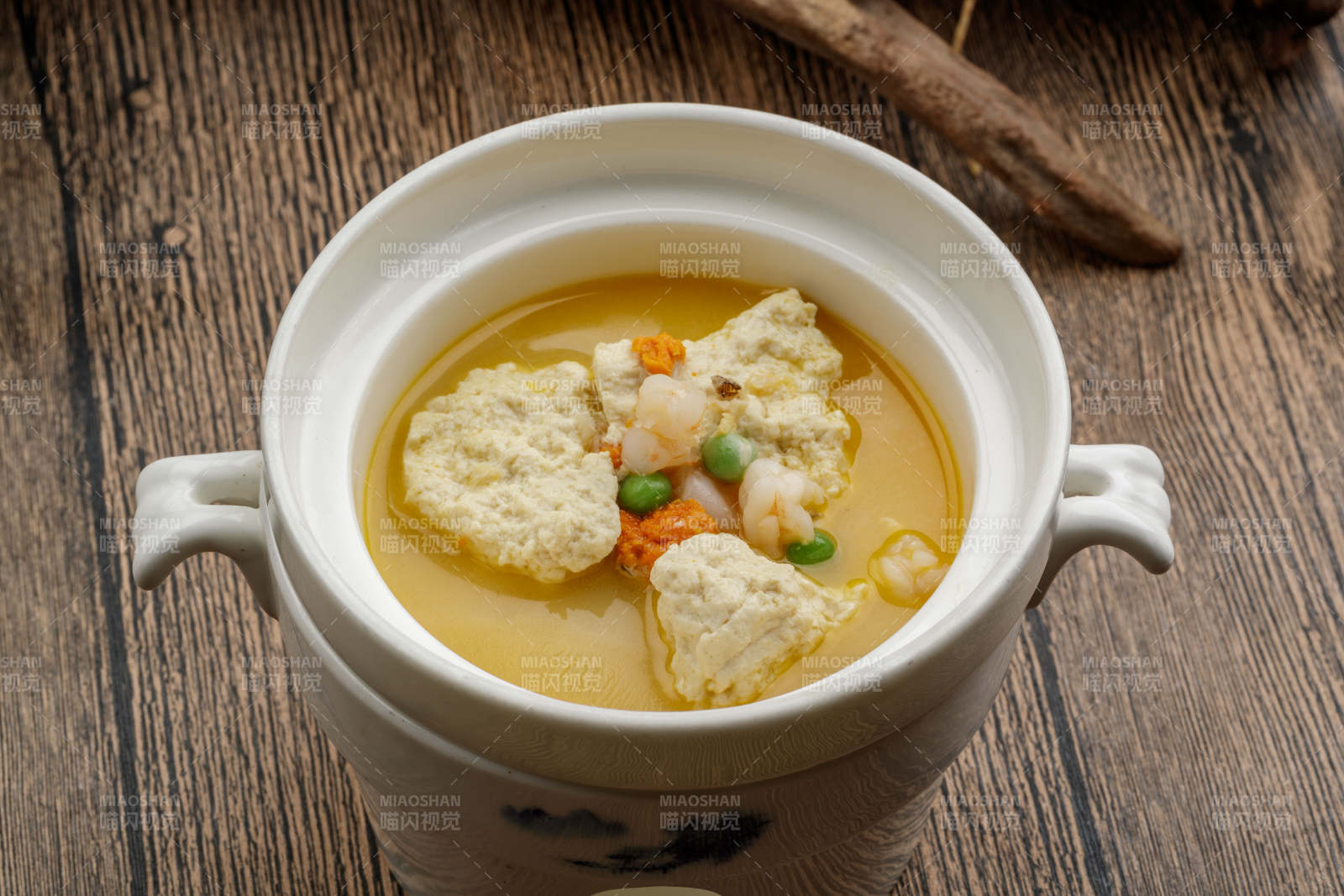 白色瓷汤中装的浓汤虾仁炖鱼子图片