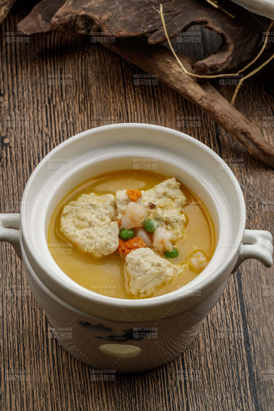 白色瓷汤中装的浓汤虾仁炖鱼子图片