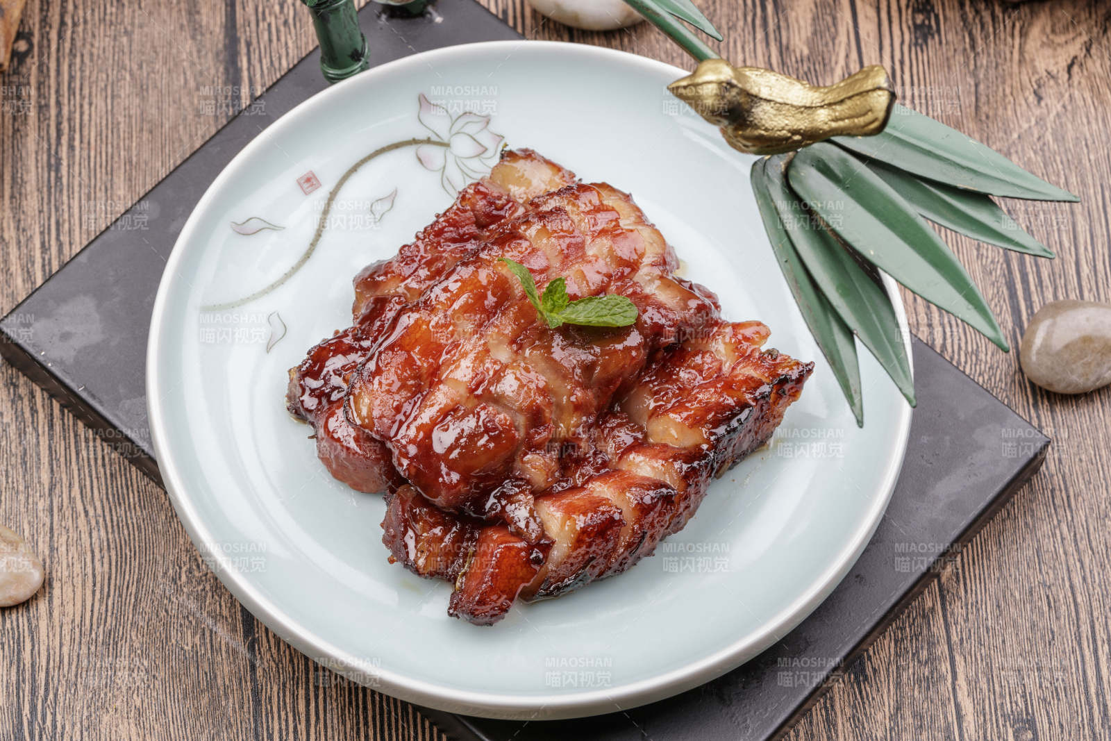 米花色瓷盘装的蜜汁叉烧肉摆放在樟木砧板上图片