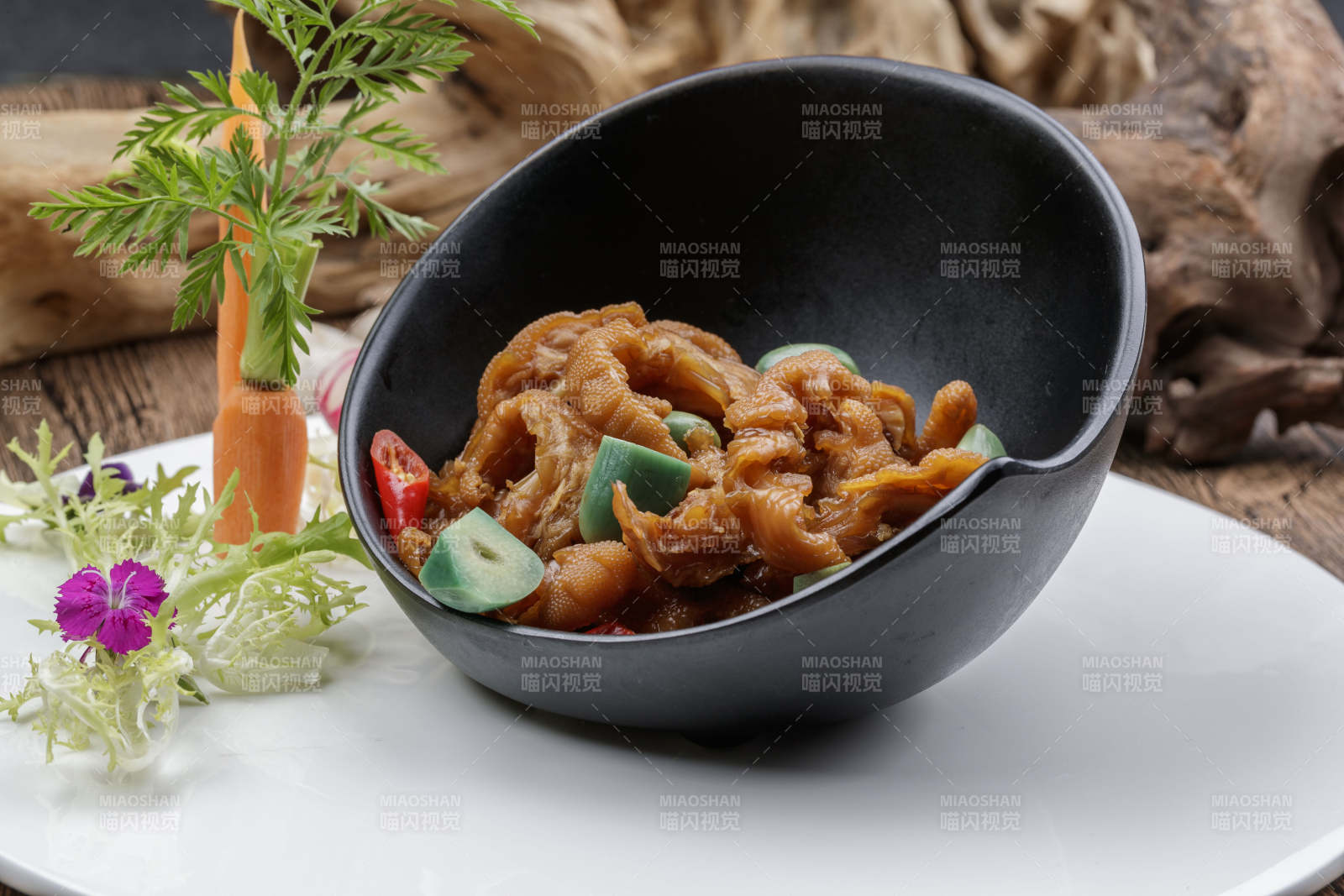 腌渍腊八蒜脱骨凤爪图片