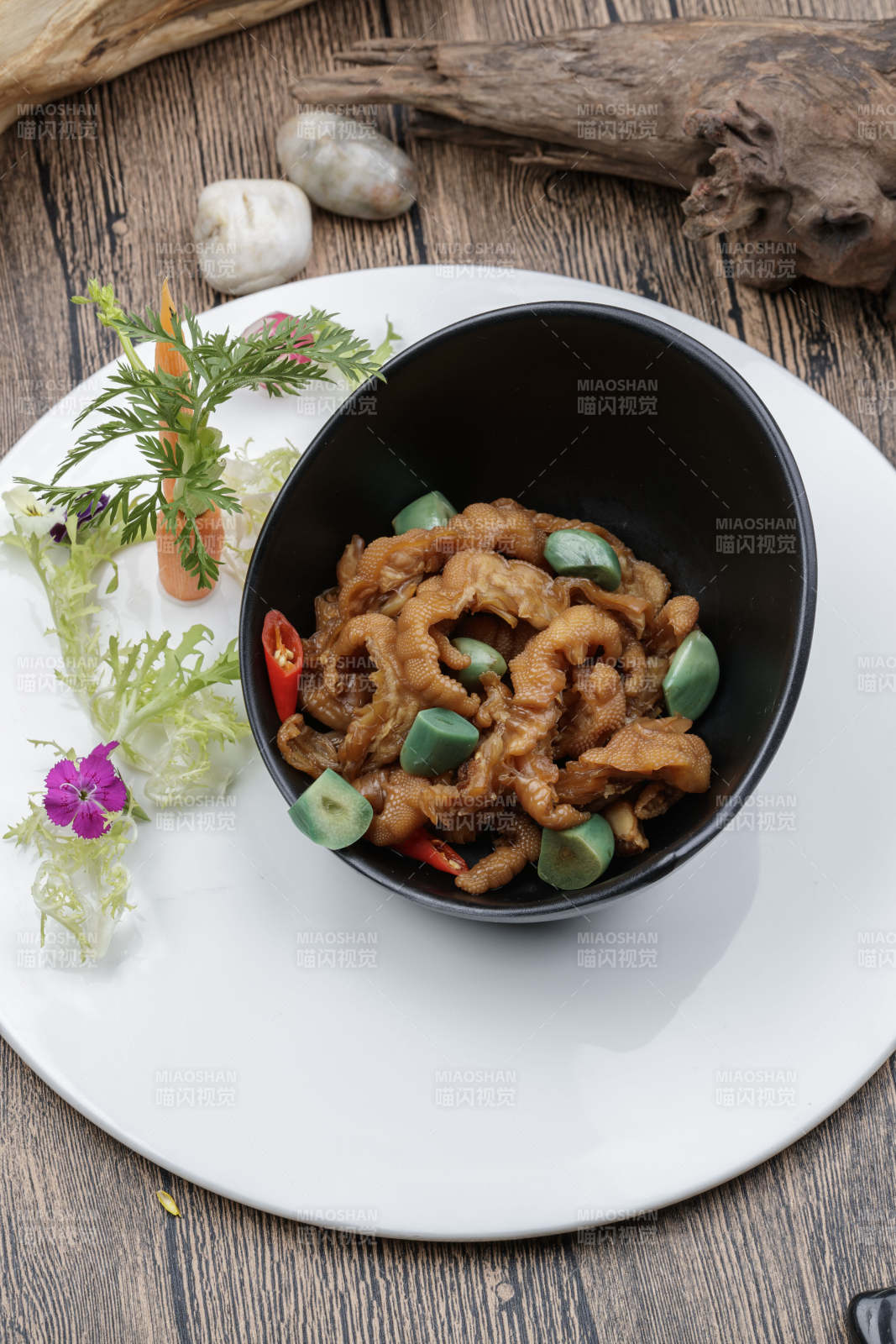 腌渍腊八蒜脱骨凤爪图片