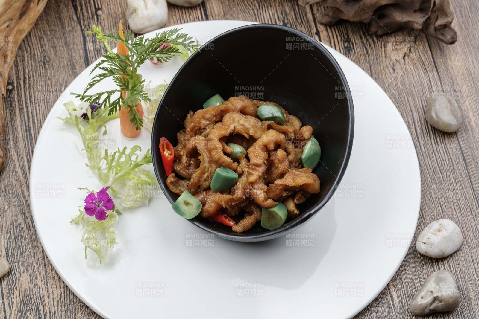 腌渍腊八蒜脱骨凤爪图片