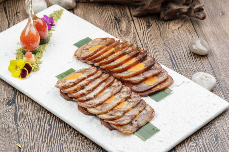 白色瓷盘装的猪耳鱿鱼蛋黄卷图片