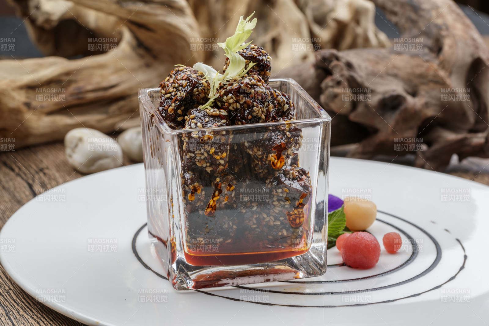 麻辣牛肉摆放在樟木砧板上图片