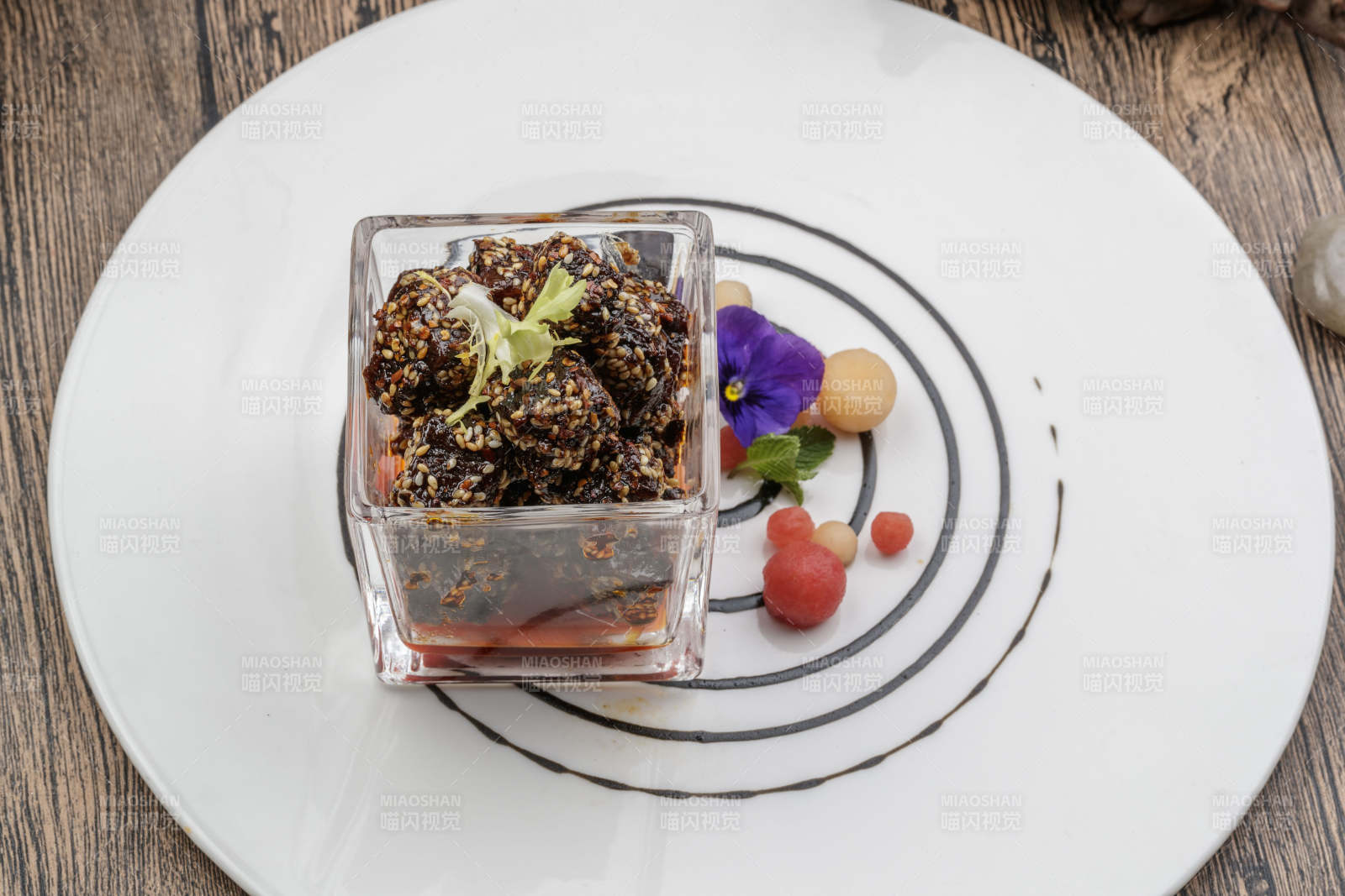 麻辣牛肉摆放在樟木砧板上图片