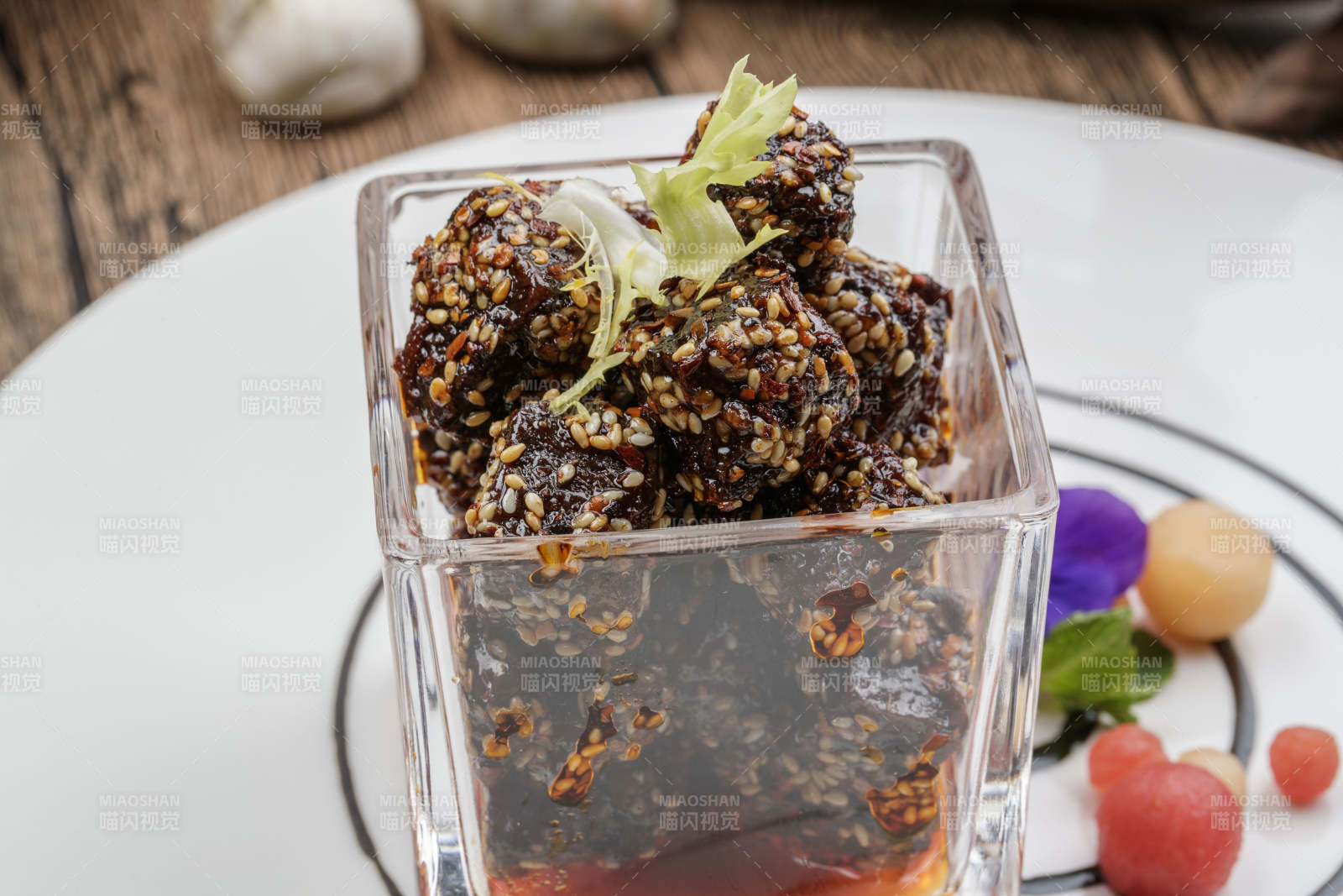 麻辣牛肉摆放在樟木砧板上图片