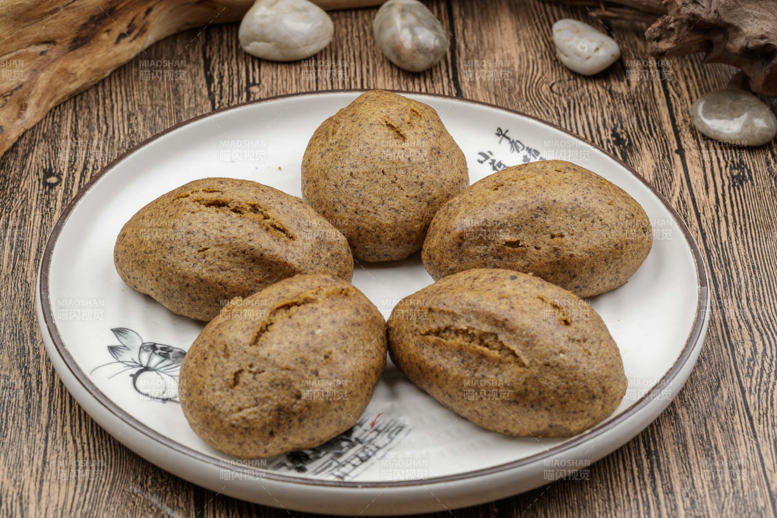 健康美味的黑豆窝头摆放在寿司帘上图片