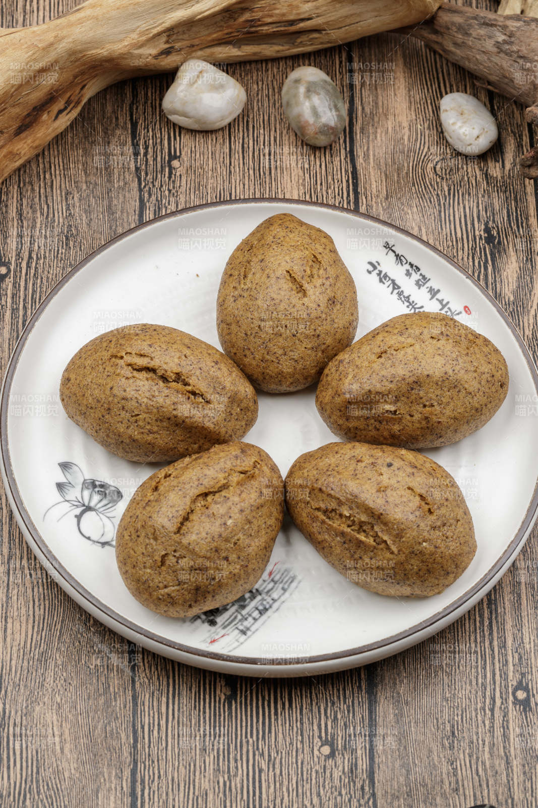 健康美味的黑豆窝头摆放在寿司帘上图片