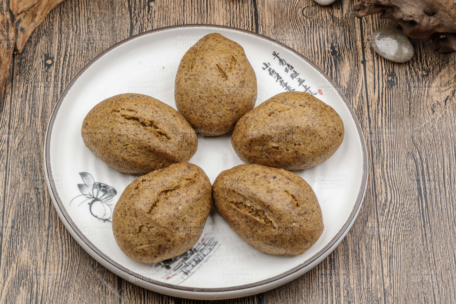 健康美味的黑豆窝头摆放在寿司帘上图片