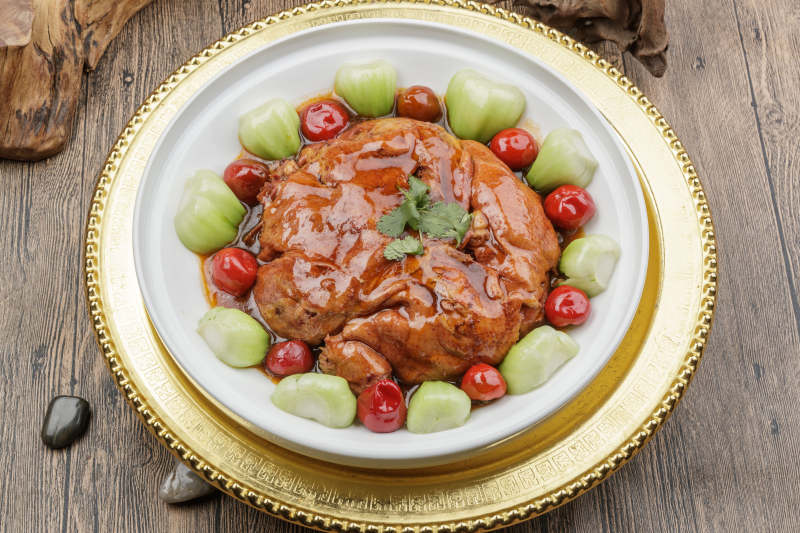 浇汁红焖肘子图片