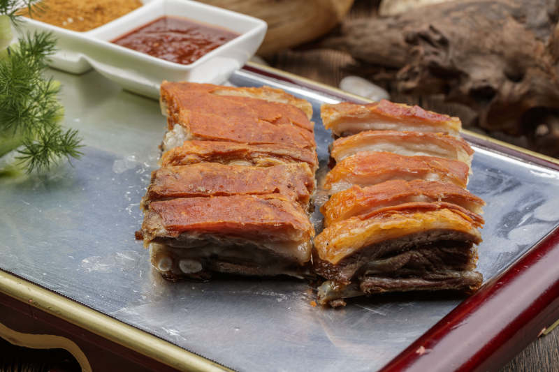 红色漆盘装的蒙古烤羊排图片