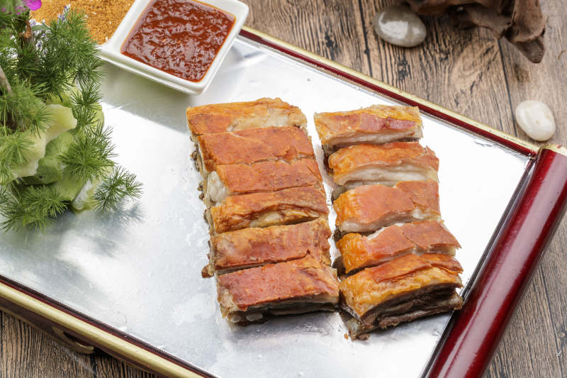 红色漆盘装的蒙古烤羊排图片