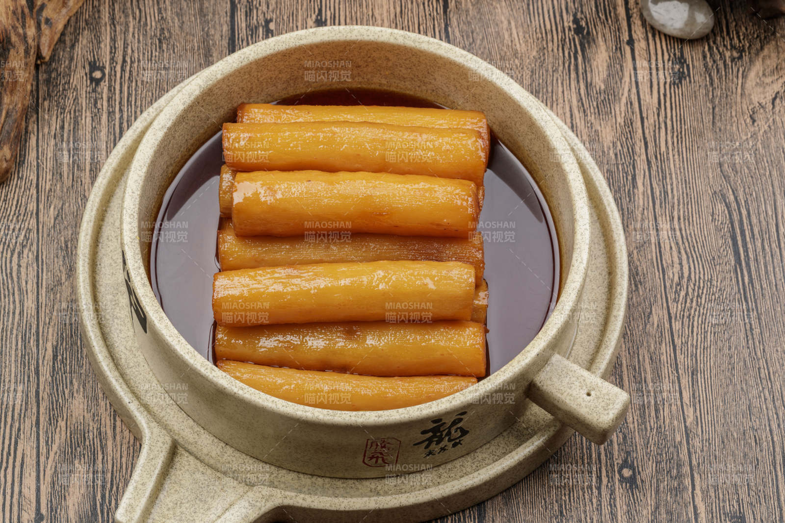 石锅装的蜜汁山药图片