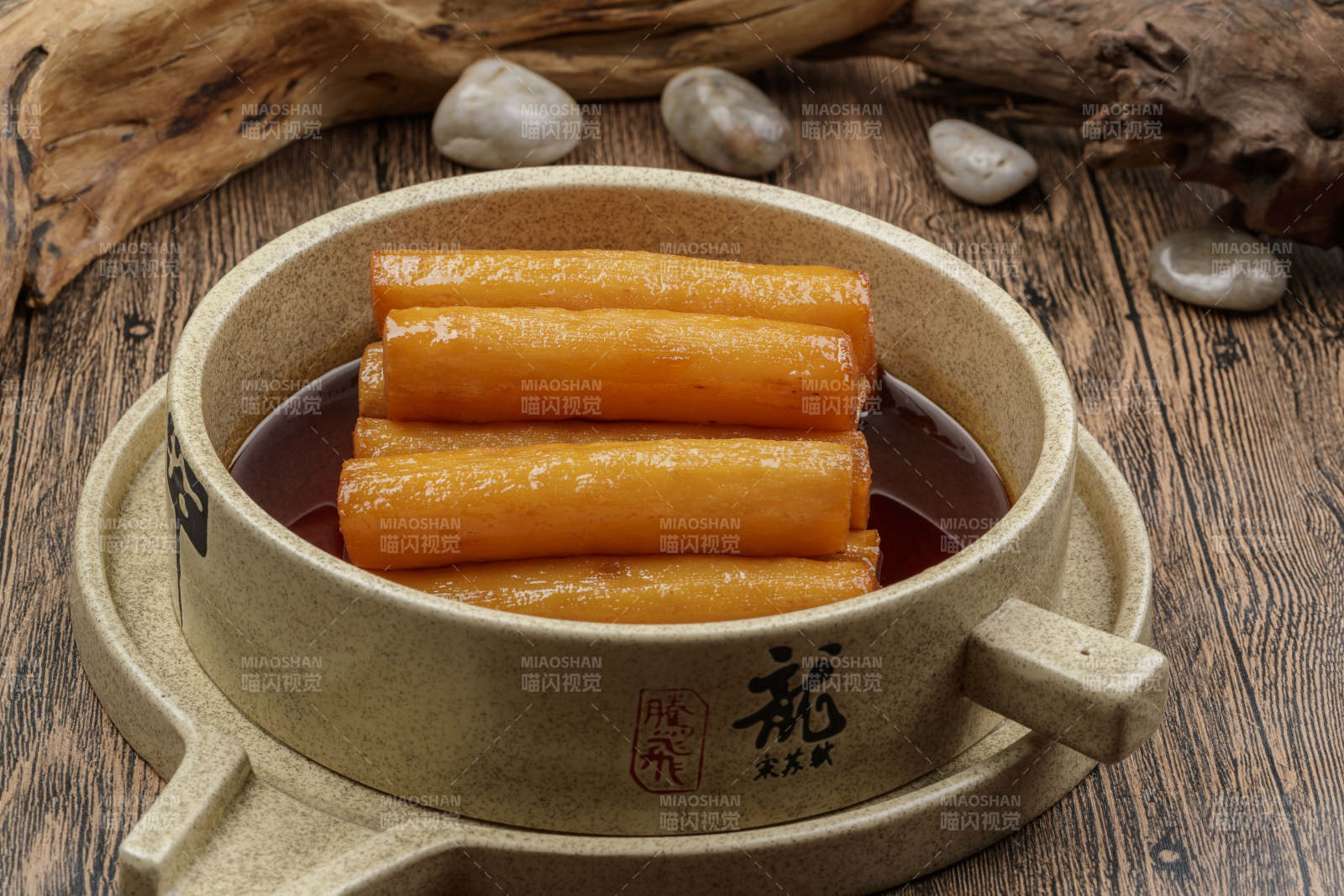 石锅装的蜜汁山药图片