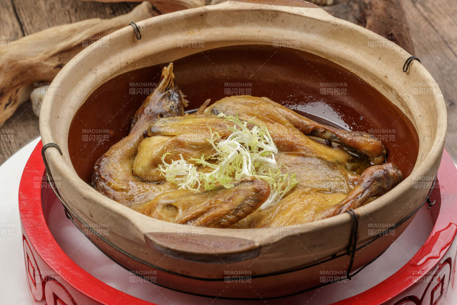 黑色砂锅装的煲仔鸡图片