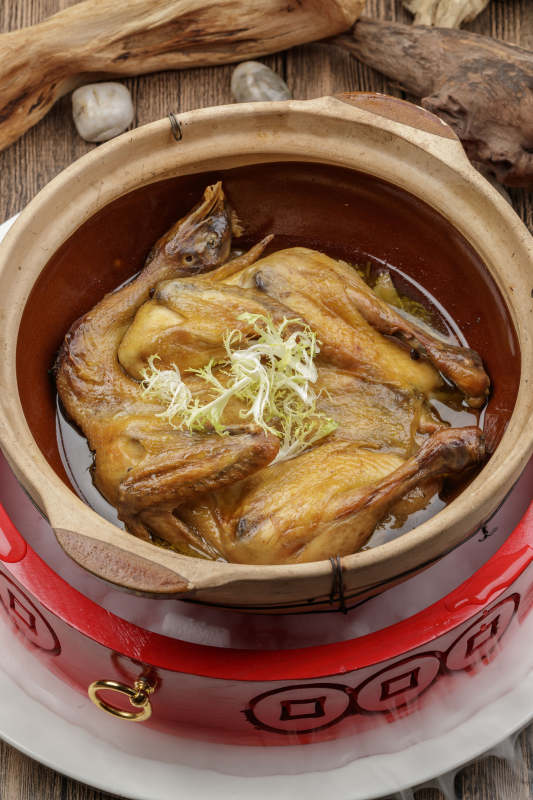 黑色砂锅装的煲仔鸡图片