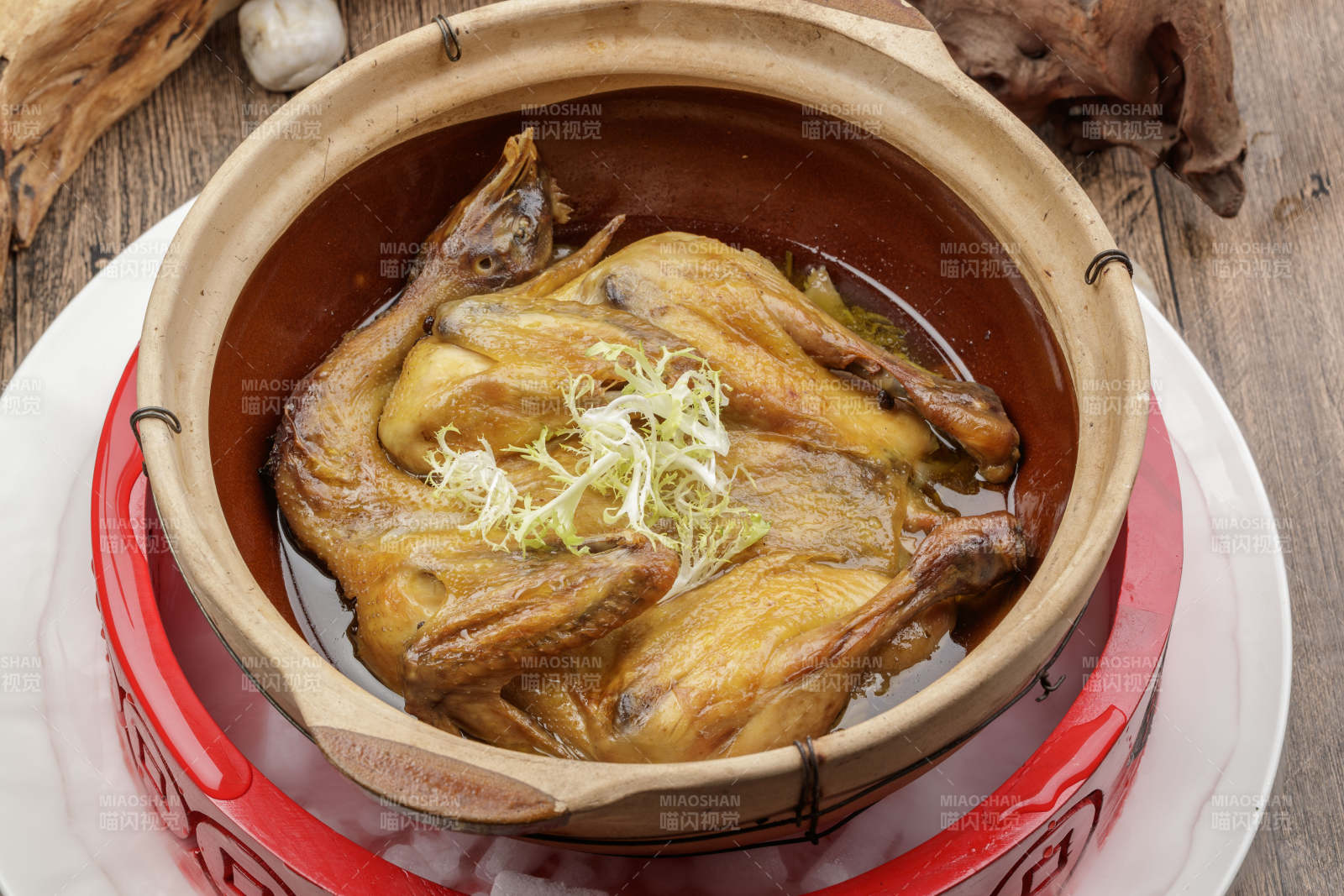 黑色砂锅装的煲仔鸡图片