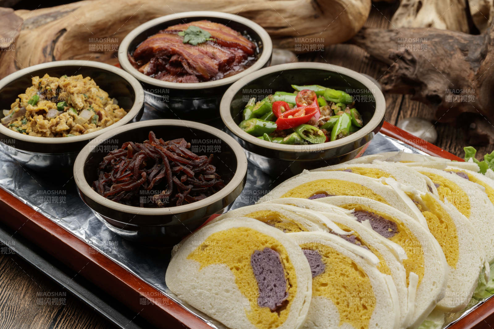 木质餐具上摆放的锅盔四碗香图片
