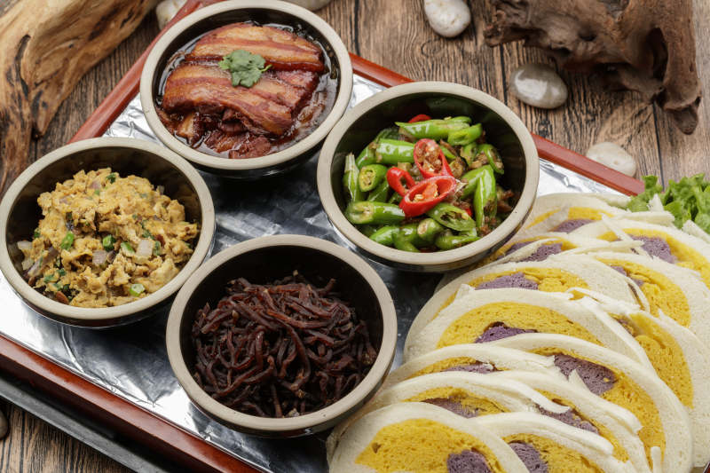 木质餐具上摆放的锅盔四碗香图片