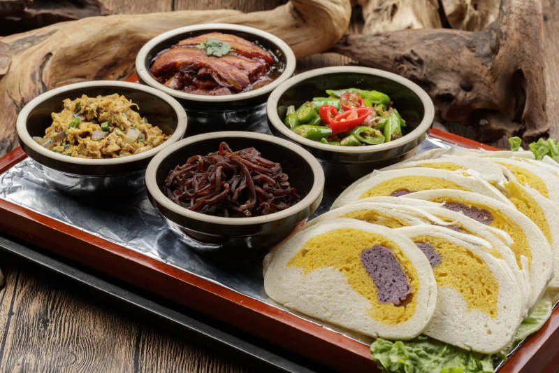 木质餐具上摆放的锅盔四碗香图片