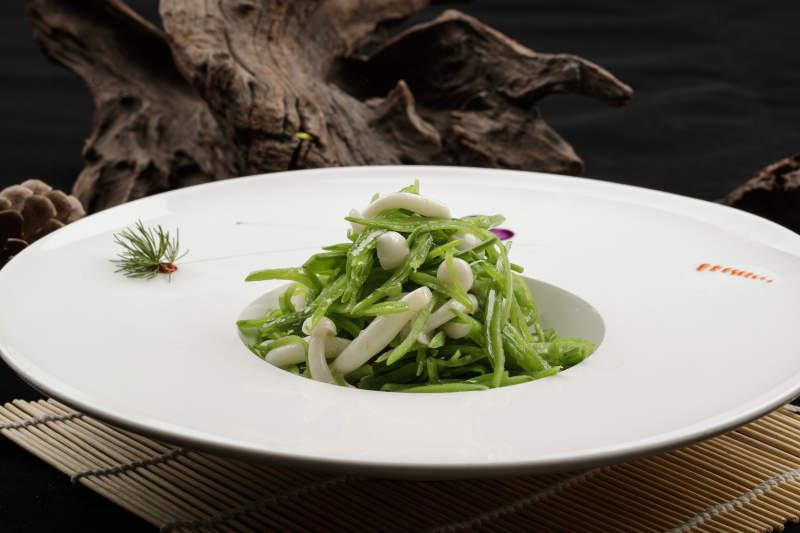 白色瓷盘装的白玉菇拌豆角丝图片