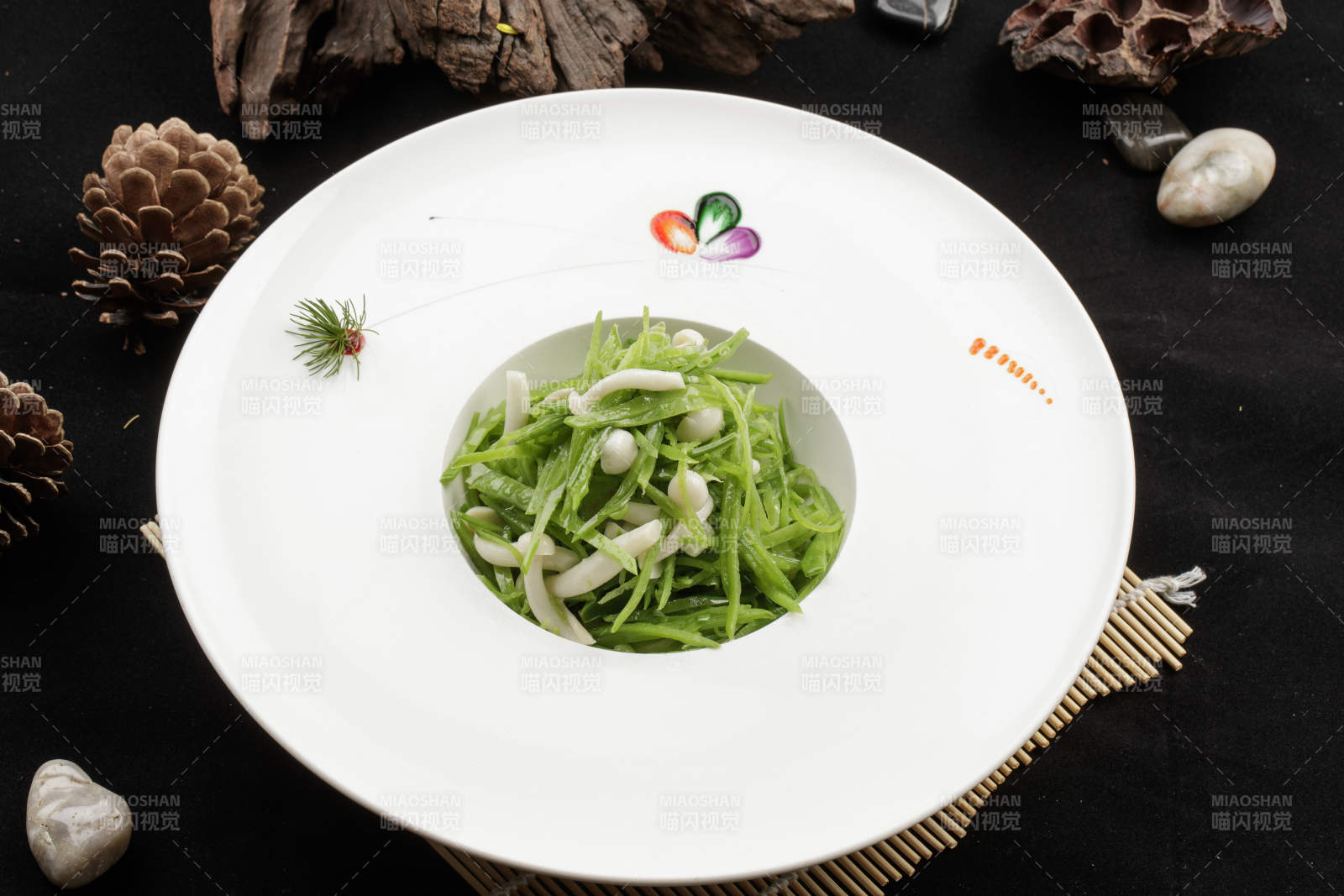 白色瓷盘装的白玉菇拌豆角丝图片