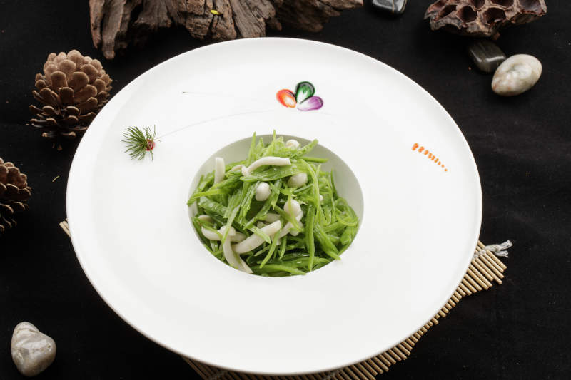 白色瓷盘装的白玉菇拌豆角丝图片
