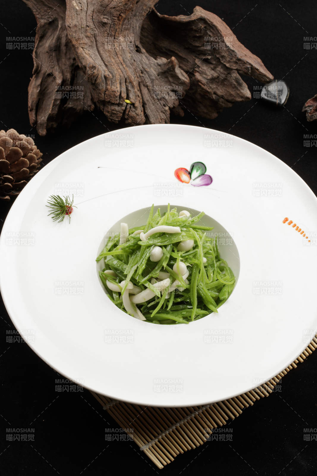 白色瓷盘装的白玉菇拌豆角丝图片