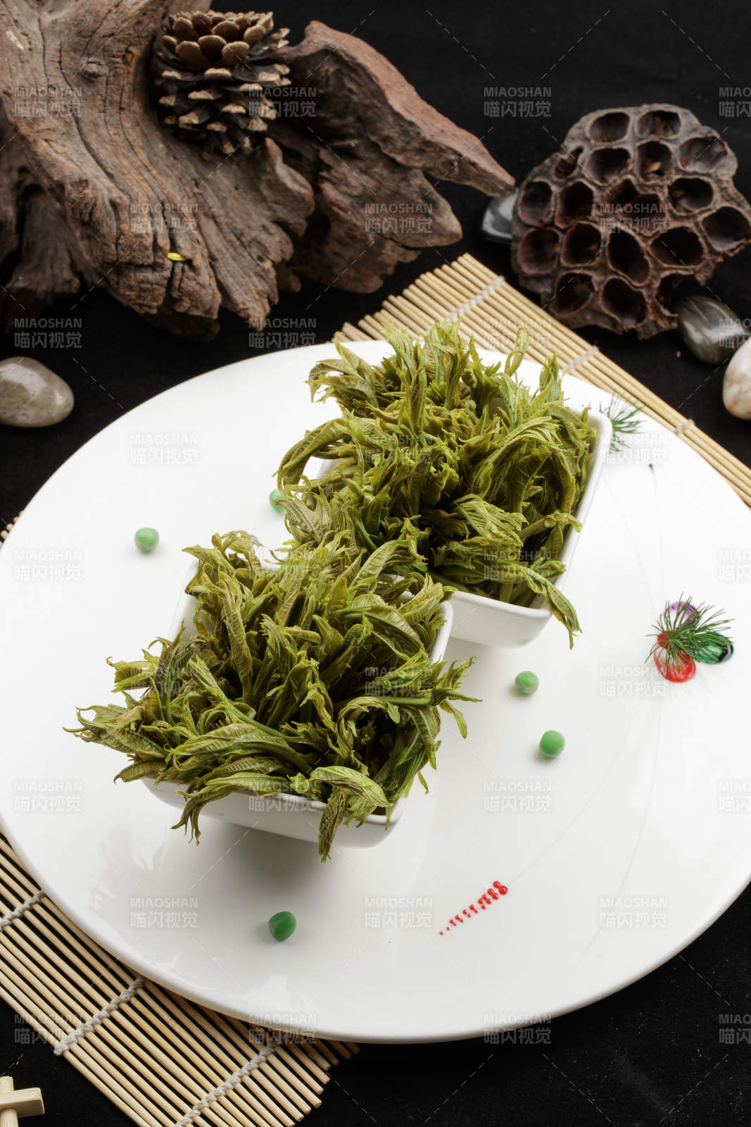 白色瓷盘装的盐水凉拌香椿苗图片