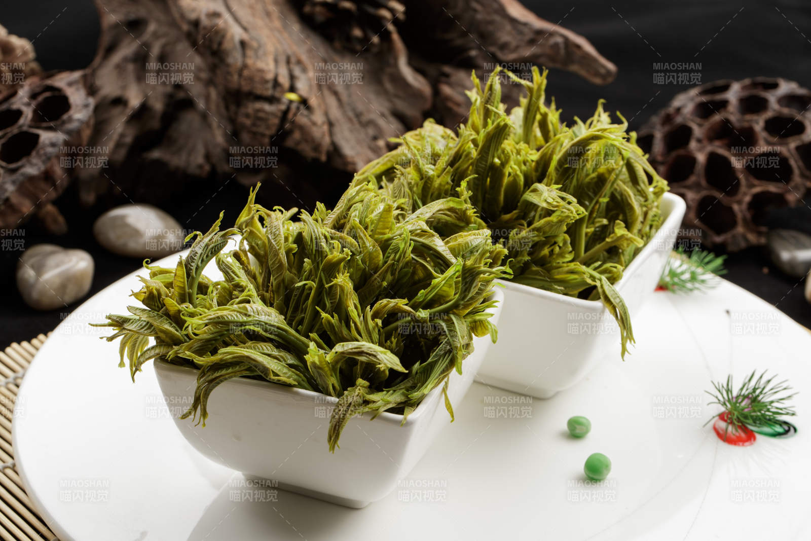 白色瓷盘装的盐水凉拌香椿苗图片