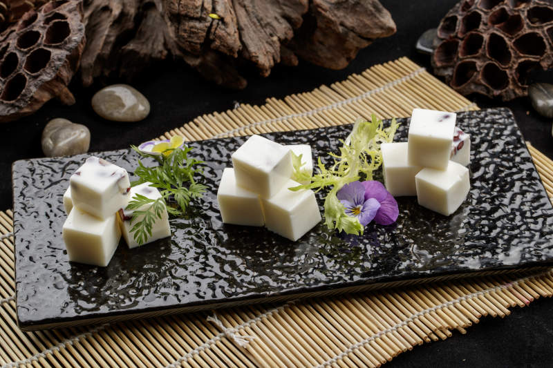 精美餐具装的自制杏仁豆腐图片